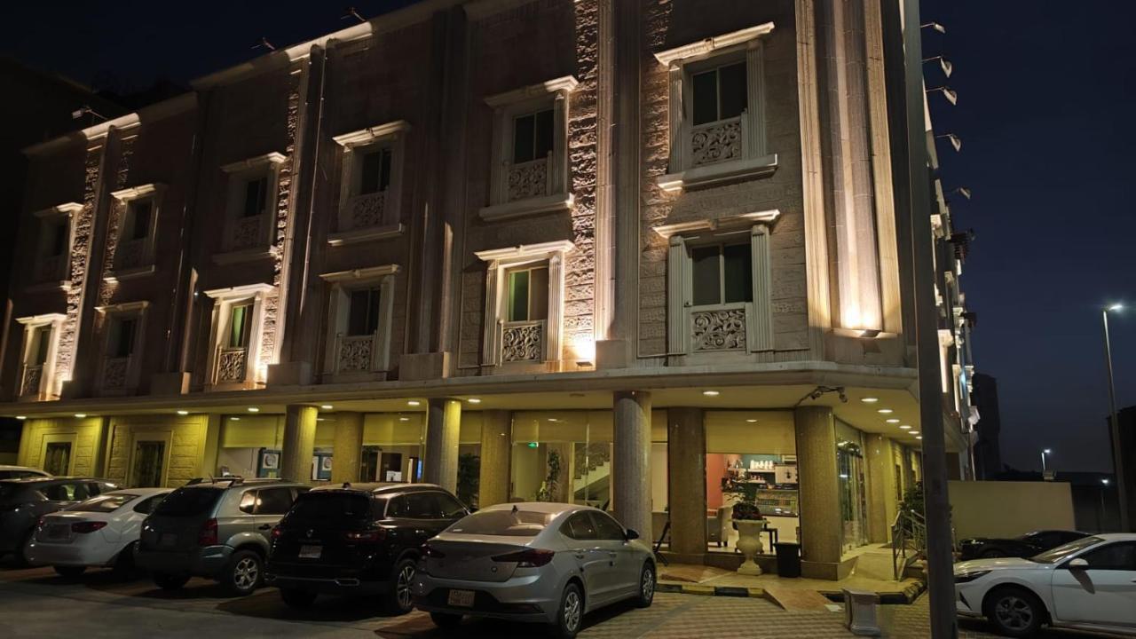 Plaza होटल के अलावा
